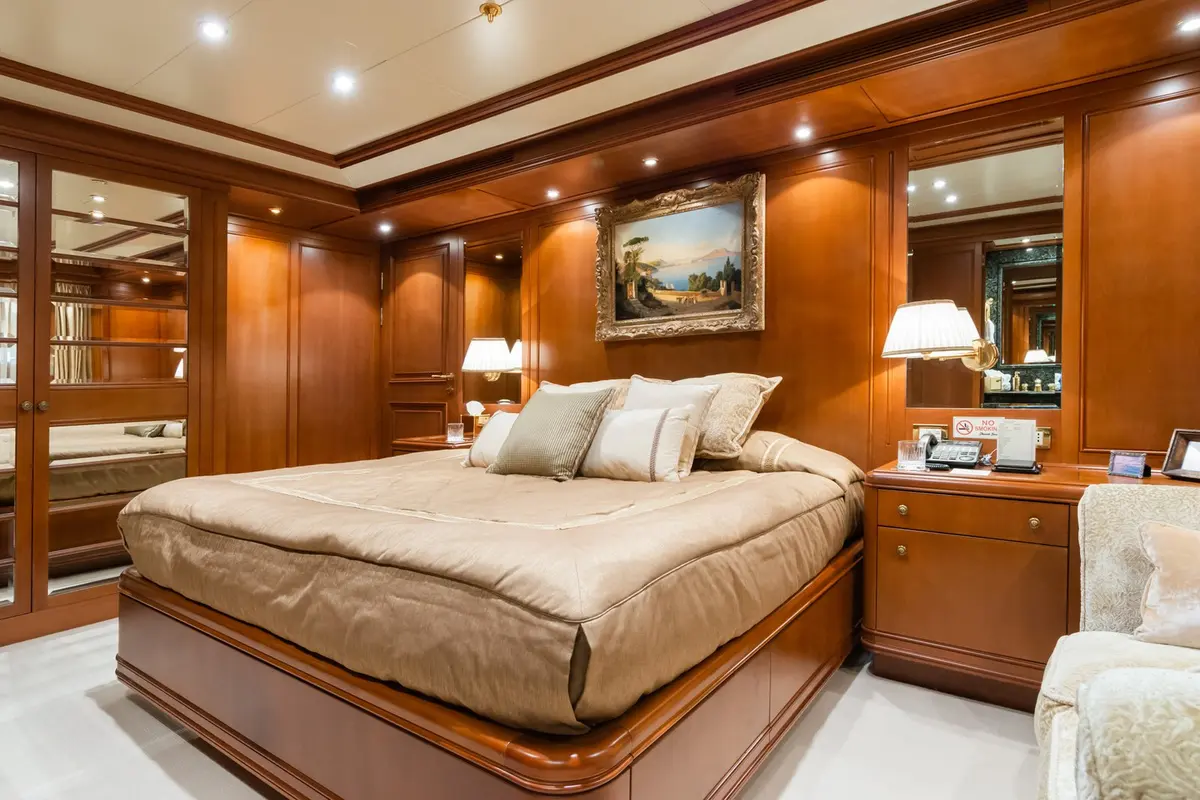 Apogee, cubierta principal — Yacht Charter Marbella, Marbella. Siete camarotes para navegar varios días sin prisa