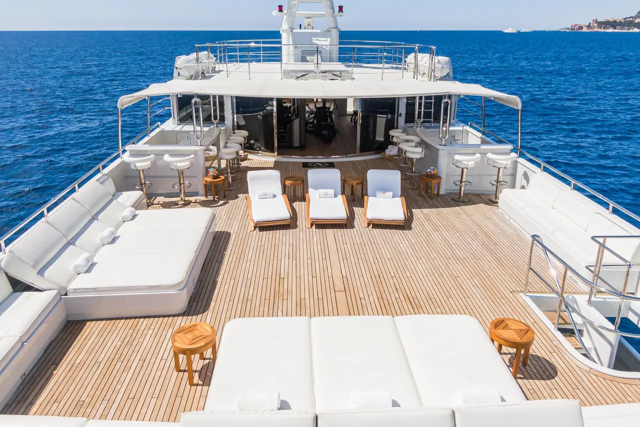 Apogee, salón — Yacht Charter Marbella, Marbella. Siete camarotes para navegar varios días sin prisa
