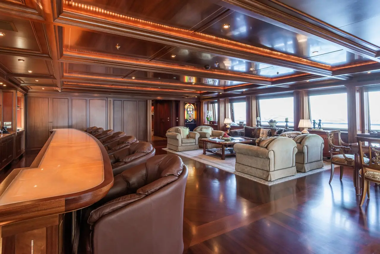 Apogee, camarote principal — Yacht Charter Marbella, Marbella. Siete camarotes para navegar varios días sin prisa