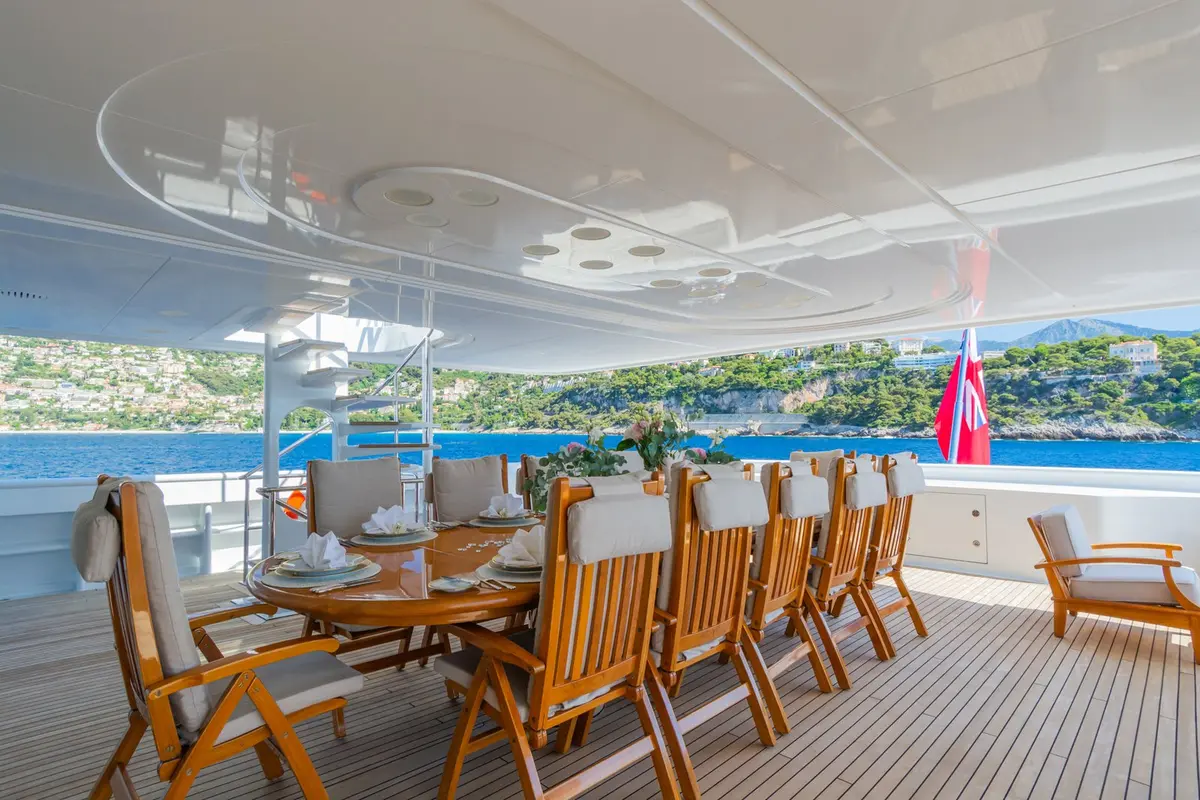 Apogee, flybridge — Yacht Charter Marbella, Marbella. Siete camarotes para navegar varios días sin prisa