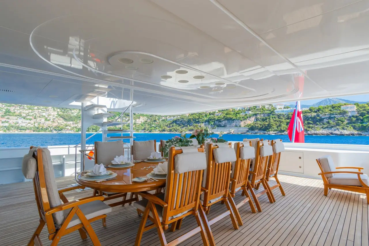 Apogee, flybridge — Yacht Charter Marbella, Marbella. Siete camarotes para navegar varios días sin prisa