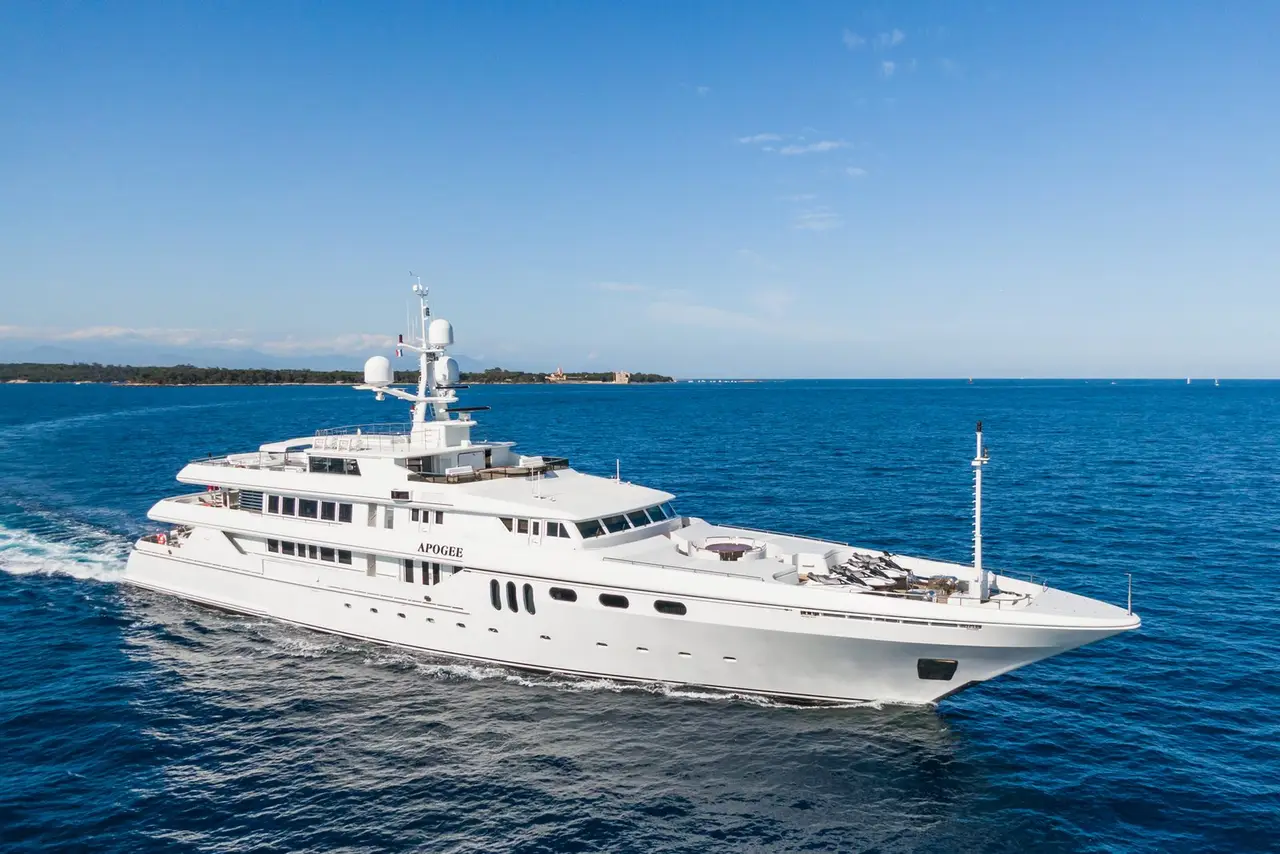 Apogee, exterior — Yacht Charter Marbella, Marbella. Siete camarotes para navegar varios días sin prisa