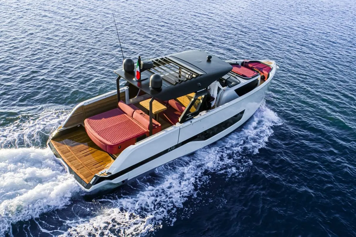 Cranchi A46 — Yacht Charter Marbella, Marbella. Velocidad y cubierta abierta rumbo a Estepona