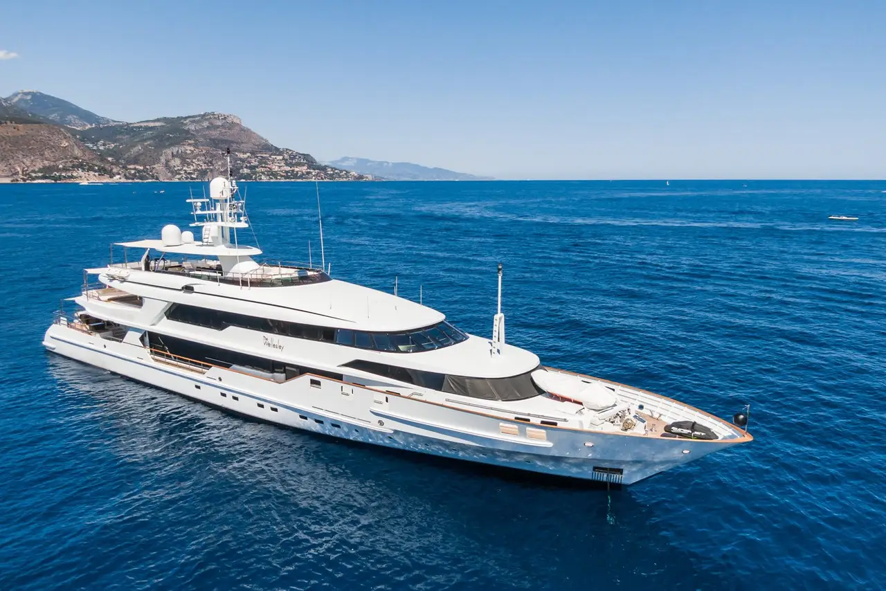 Cranchi A46, camarote principal — Yacht Charter Marbella, Marbella. Velocidad y cubierta abierta rumbo a Estepona
