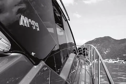Cranchi M44 HT, exterior — Yacht Charter Marbella, Marbella. Velocidad y techo rígido para escapadas de un día