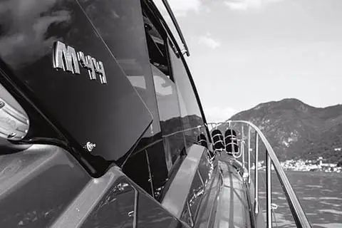 Cranchi M44 HT, exterior — Yacht Charter Marbella, Marbella. Velocidad y techo rígido para escapadas de un día