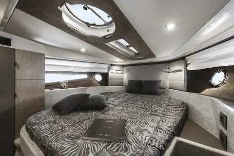 Cranchi M44 HT, cubierta principal — Yacht Charter Marbella, Marbella. Velocidad y techo rígido para escapadas de un día