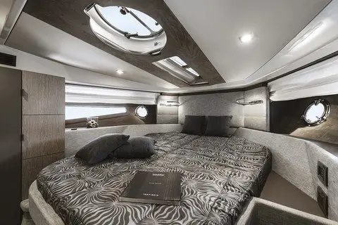Cranchi M44 HT, cubierta principal — Yacht Charter Marbella, Marbella. Velocidad y techo rígido para escapadas de un día