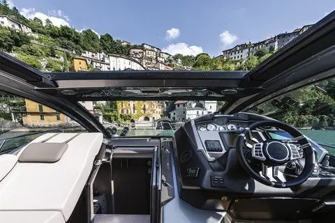 Cranchi M44 HT, cubierta de popa — Yacht Charter Marbella, Marbella. Velocidad y techo rígido para escapadas de un día