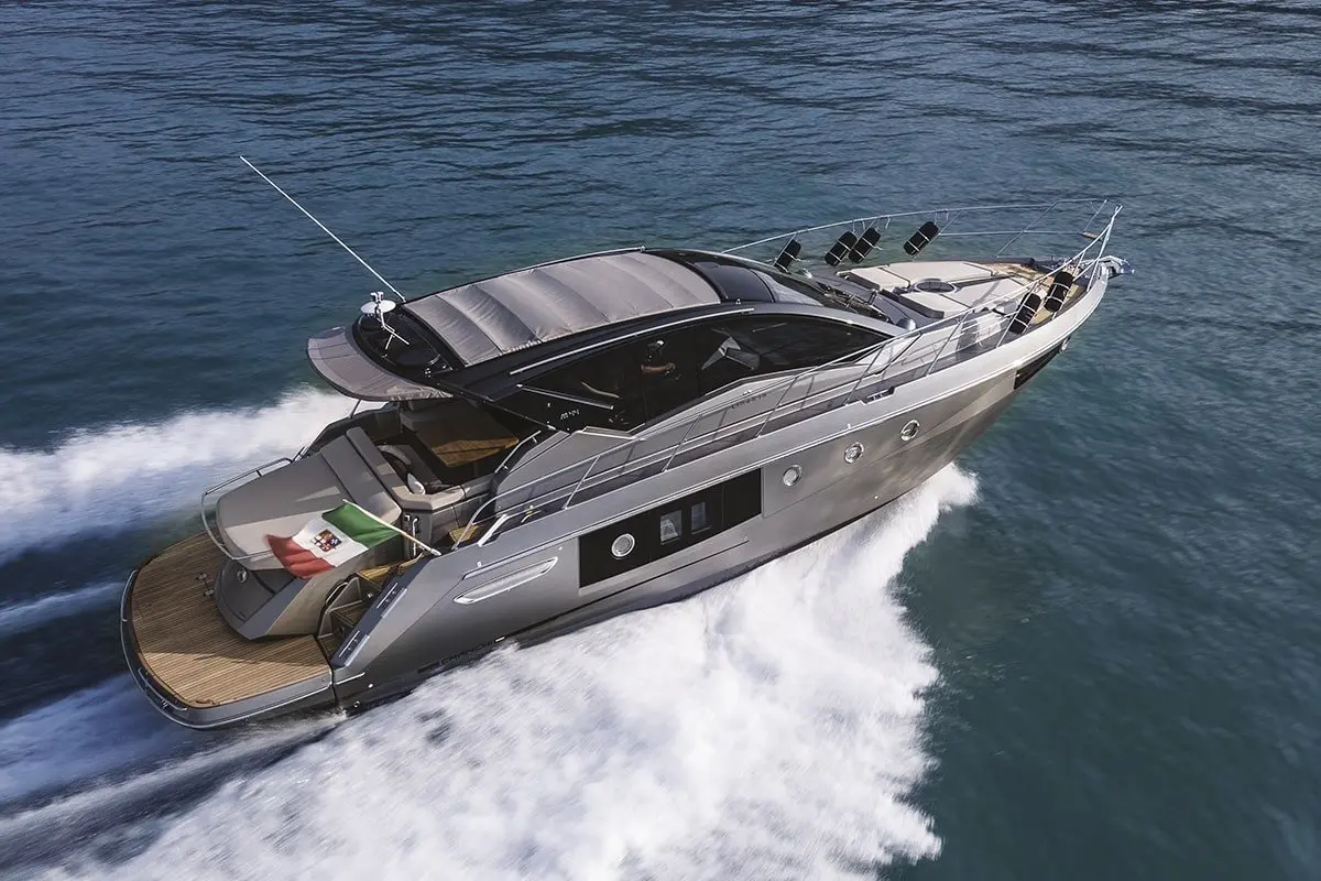 Cranchi M44 HT, salón — Yacht Charter Marbella, Marbella. Velocidad y techo rígido para escapadas de un día