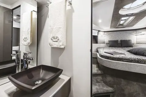 Cranchi M44 HT, camarote principal — Yacht Charter Marbella, Marbella. Velocidad y techo rígido para escapadas de un día