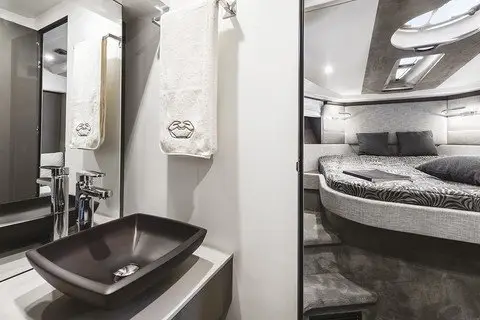 Cranchi M44 HT, camarote principal — Yacht Charter Marbella, Marbella. Velocidad y techo rígido para escapadas de un día