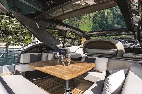 Cranchi M44 HT, flybridge — Yacht Charter Marbella, Marbella. Velocidad y techo rígido para escapadas de un día