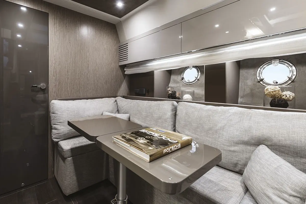 Cranchi M44 HT, exterior — Yacht Charter Marbella, Marbella. Velocidad y techo rígido para escapadas de un día