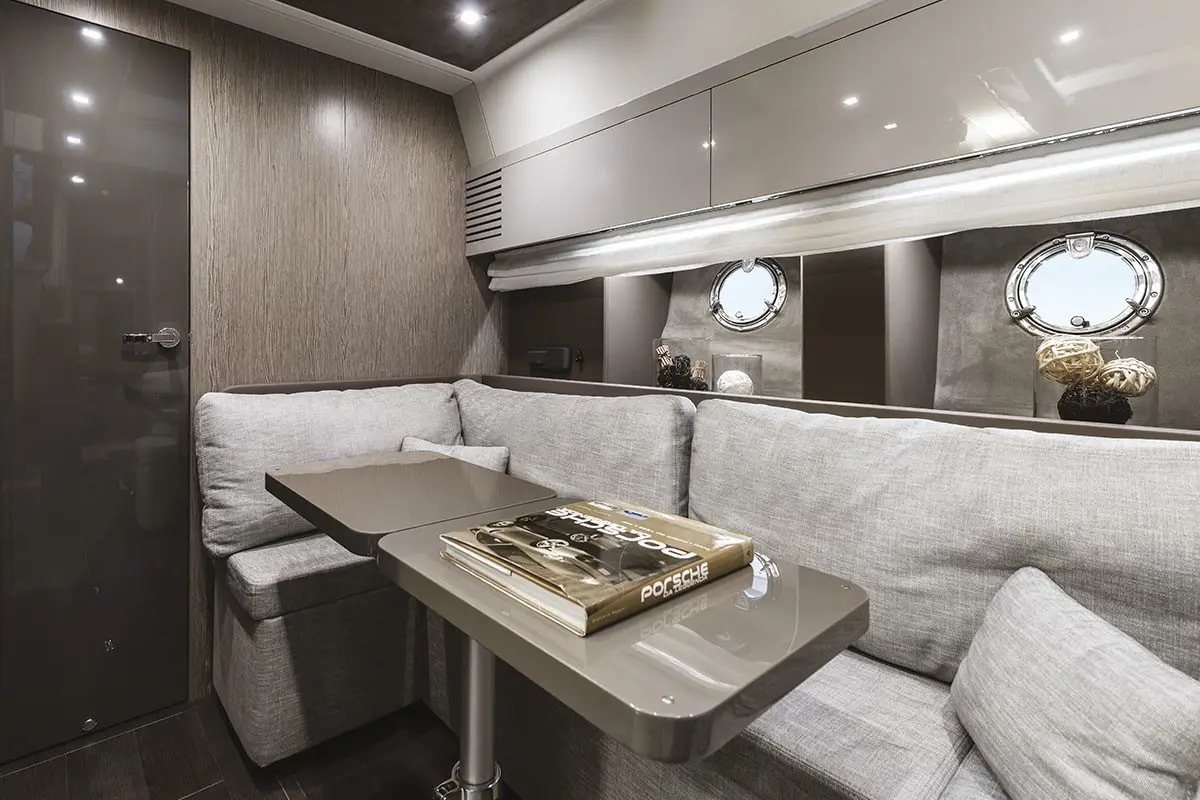 Cranchi M44 HT, exterior — Yacht Charter Marbella, Marbella. Velocidad y techo rígido para escapadas de un día