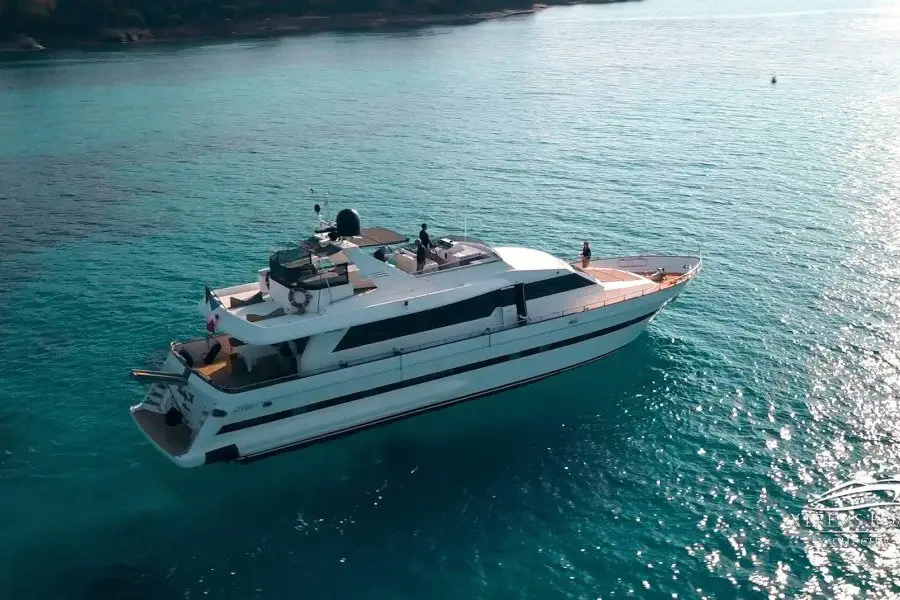 Falcon 80S, cubierta principal — Yacht Charter Marbella, Marbella. Casco deportivo de 24 metros para la costa de Estepona