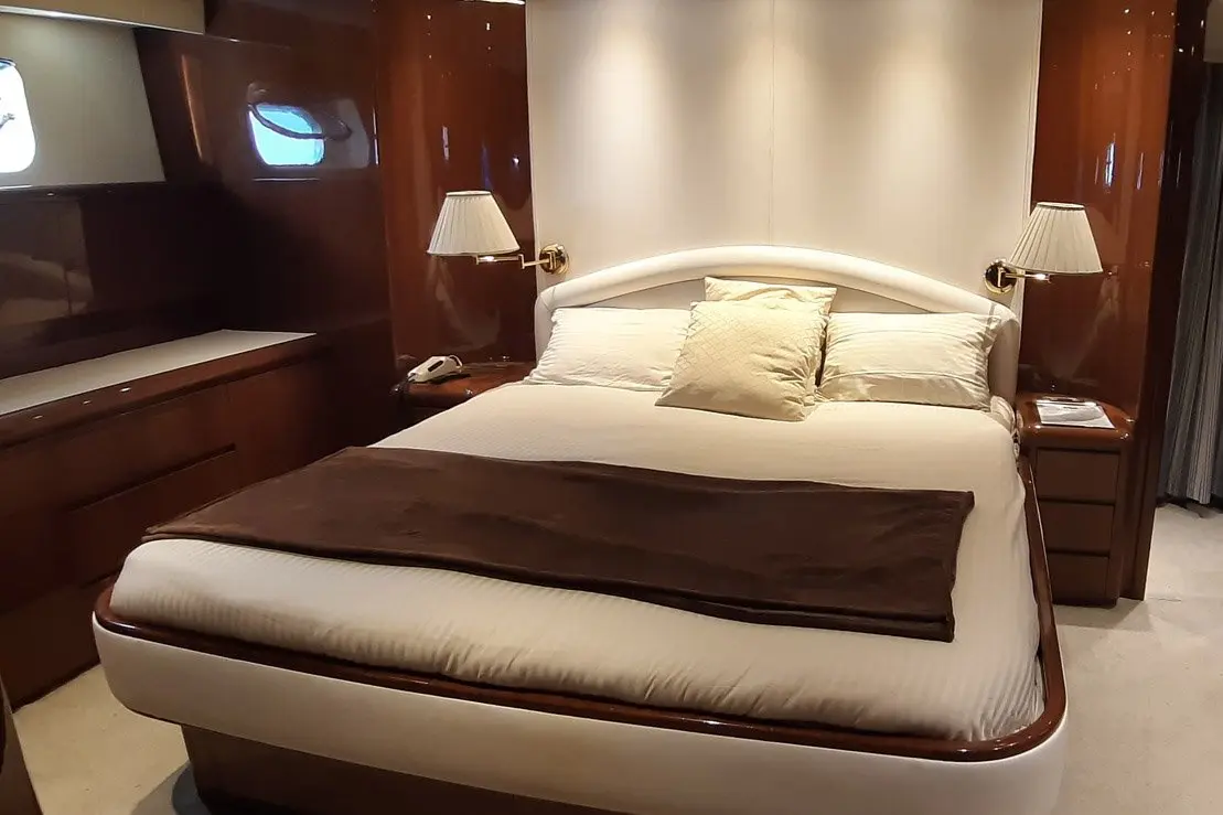 Falcon 80S, cubierta de popa — Yacht Charter Marbella, Marbella. Casco deportivo de 24 metros para la costa de Estepona
