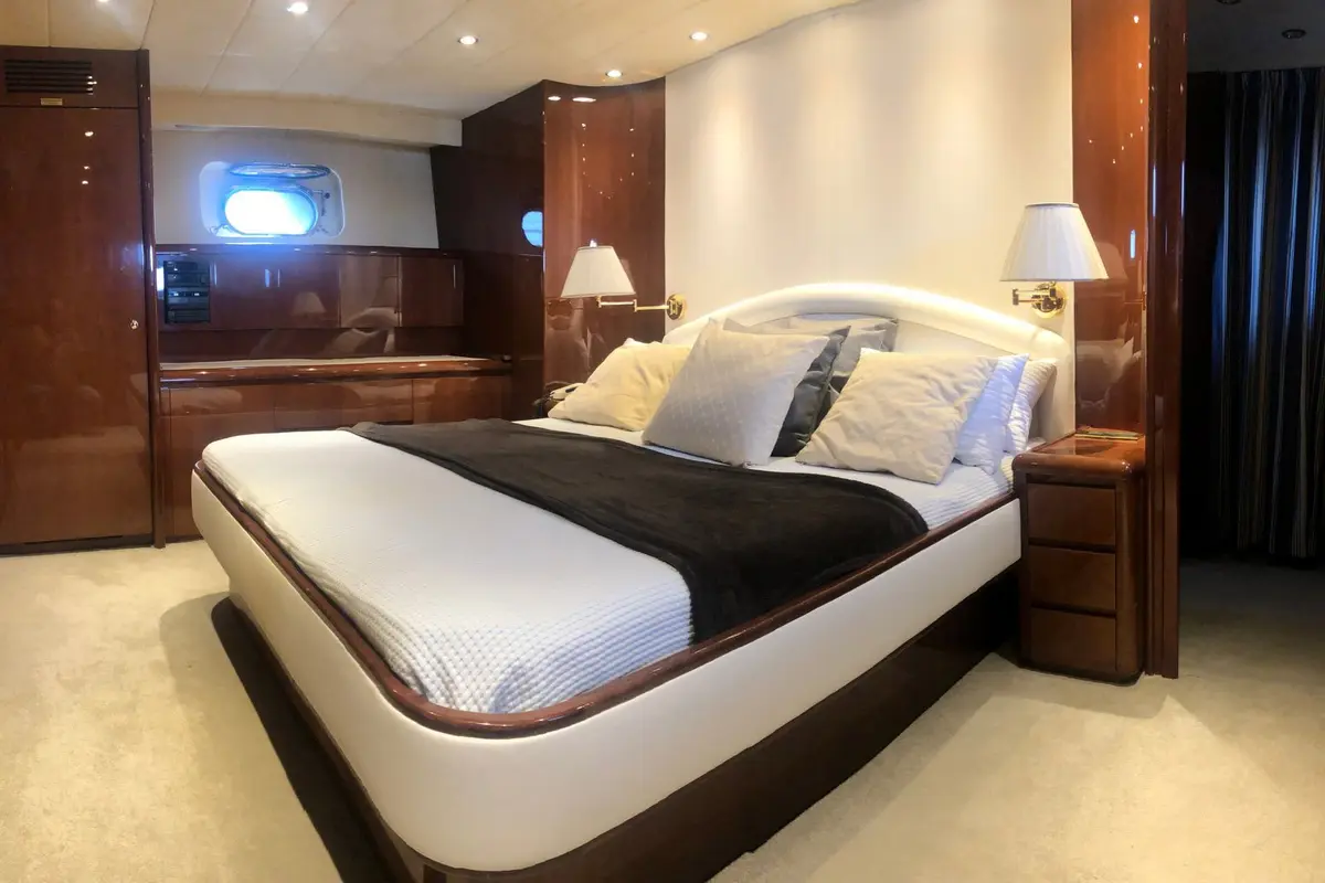 Falcon 80S, salón — Yacht Charter Marbella, Marbella. Casco deportivo de 24 metros para la costa de Estepona