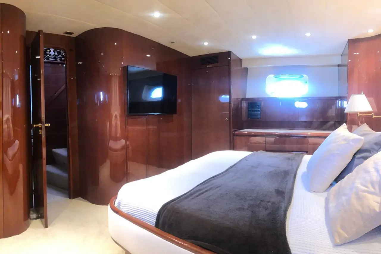 Falcon 80S, camarote principal — Yacht Charter Marbella, Marbella. Casco deportivo de 24 metros para la costa de Estepona