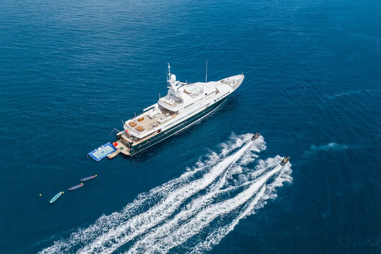 Emerald, exterior — Yacht Charter Marbella, Marbella. Cincuenta metros de calma para navegar la costa