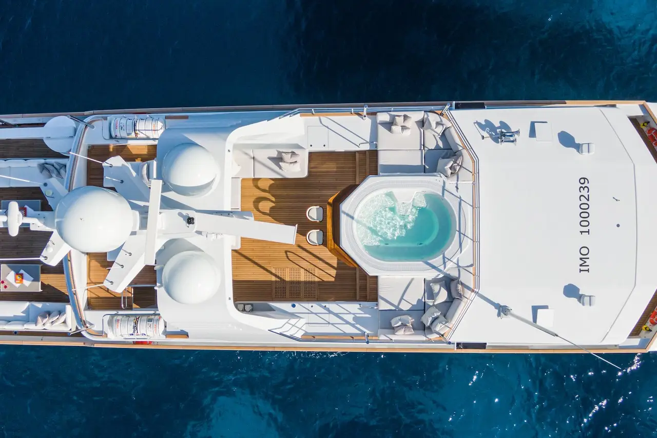 Emerald, cubierta principal — Yacht Charter Marbella, Marbella. Cincuenta metros de calma para navegar la costa