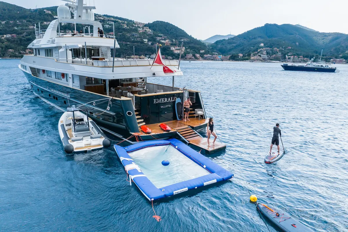 Emerald, cubierta de popa — Yacht Charter Marbella, Marbella. Cincuenta metros de calma para navegar la costa