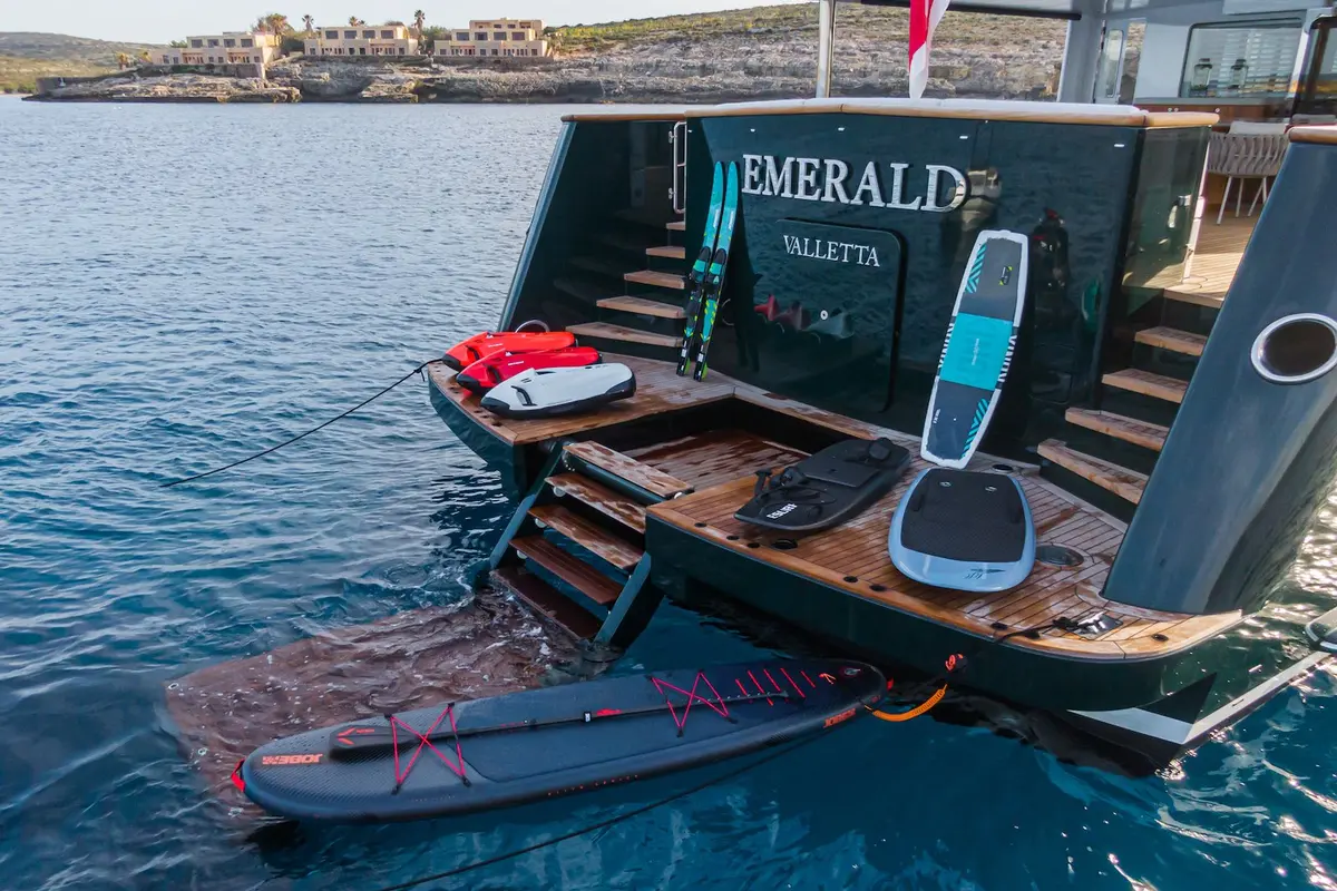 Emerald, salón — Yacht Charter Marbella, Marbella. Cincuenta metros de calma para navegar la costa