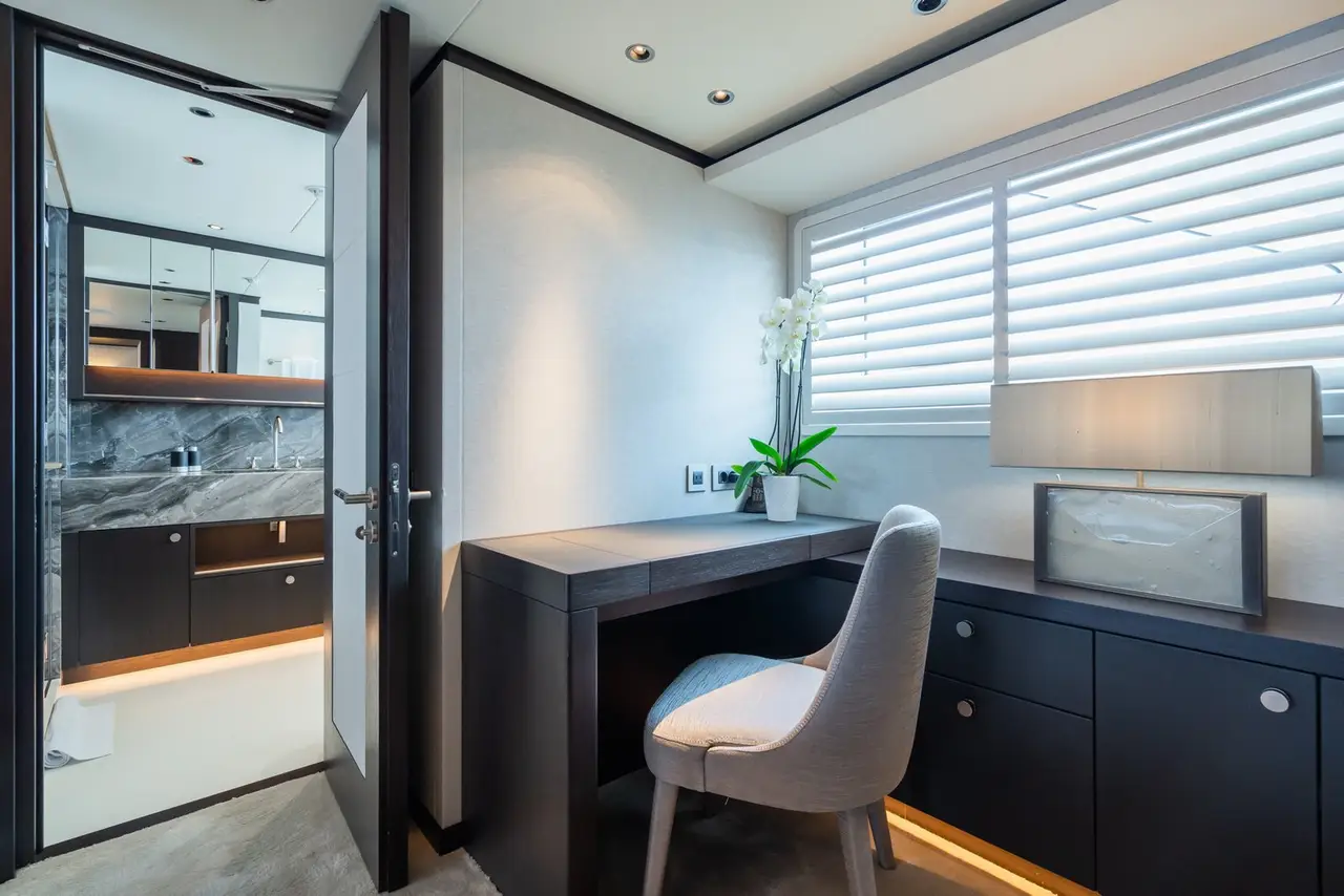 Emerald, flybridge — Yacht Charter Marbella, Marbella. Cincuenta metros de calma para navegar la costa