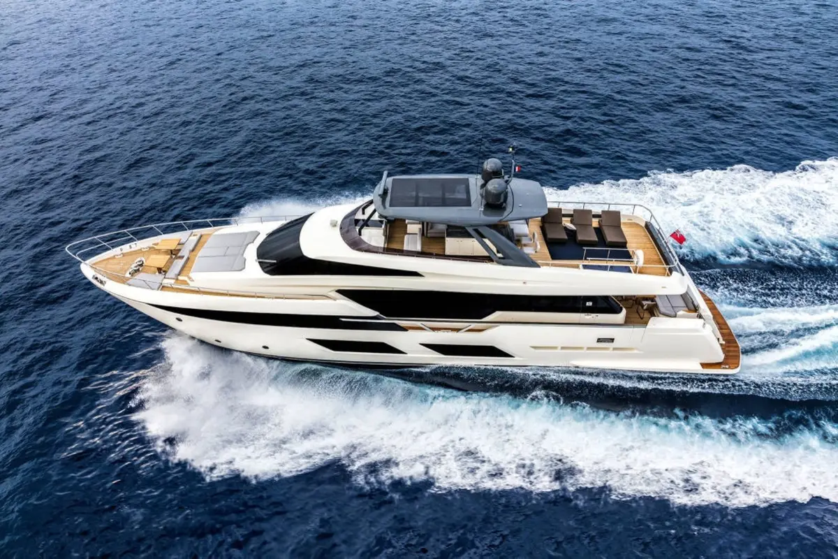 Ferretti 920 — Yacht Charter Marbella, Marbella. Veintiocho metros para cruceros tranquilos hacia Estepona