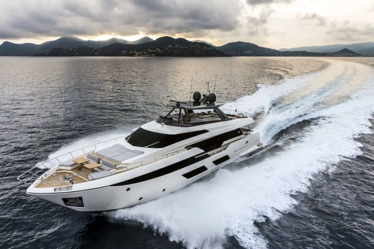Ferretti 920, exterior — Yacht Charter Marbella, Marbella. Veintiocho metros para cruceros tranquilos hacia Estepona