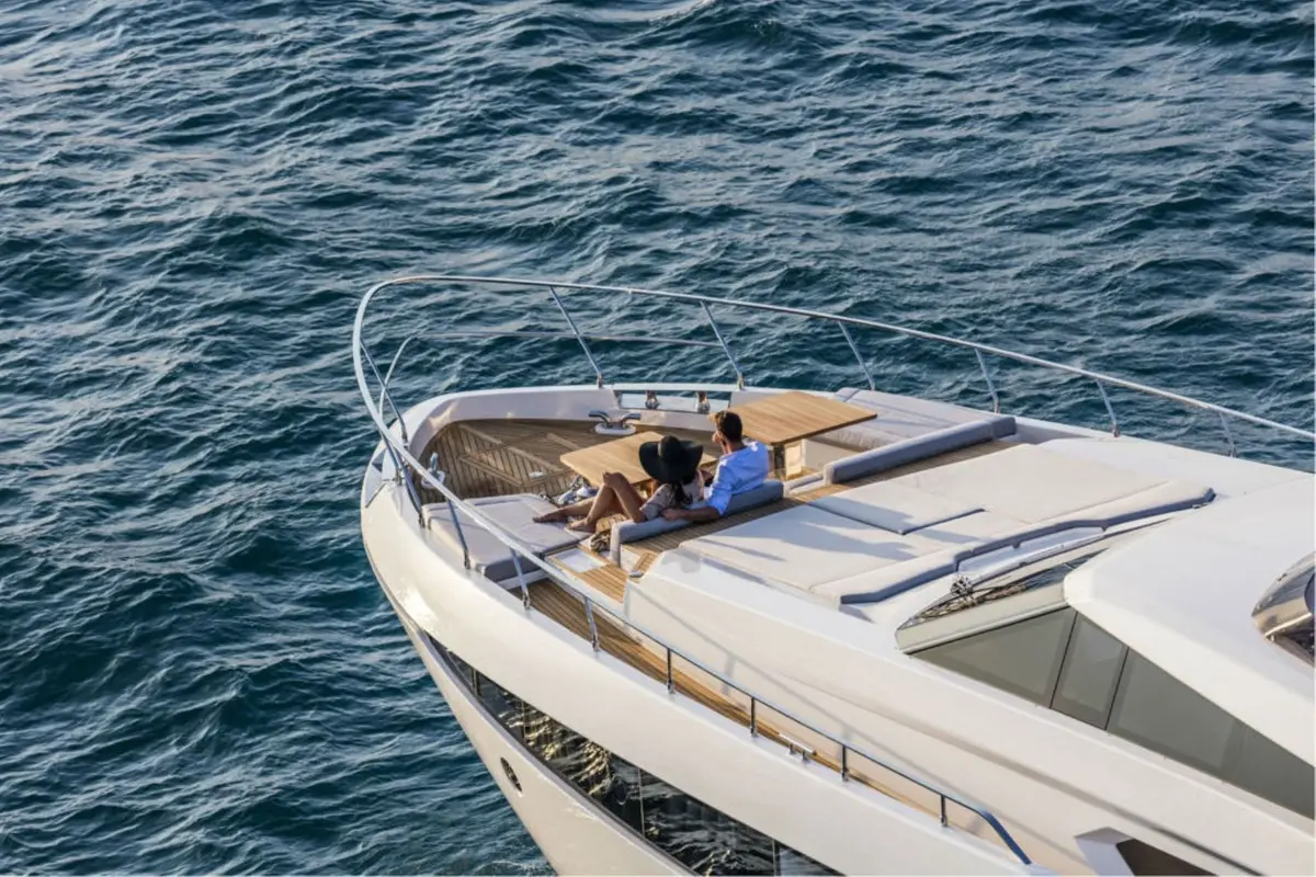 Ferretti 920, cubierta principal — Yacht Charter Marbella, Marbella. Veintiocho metros para cruceros tranquilos hacia Estepona