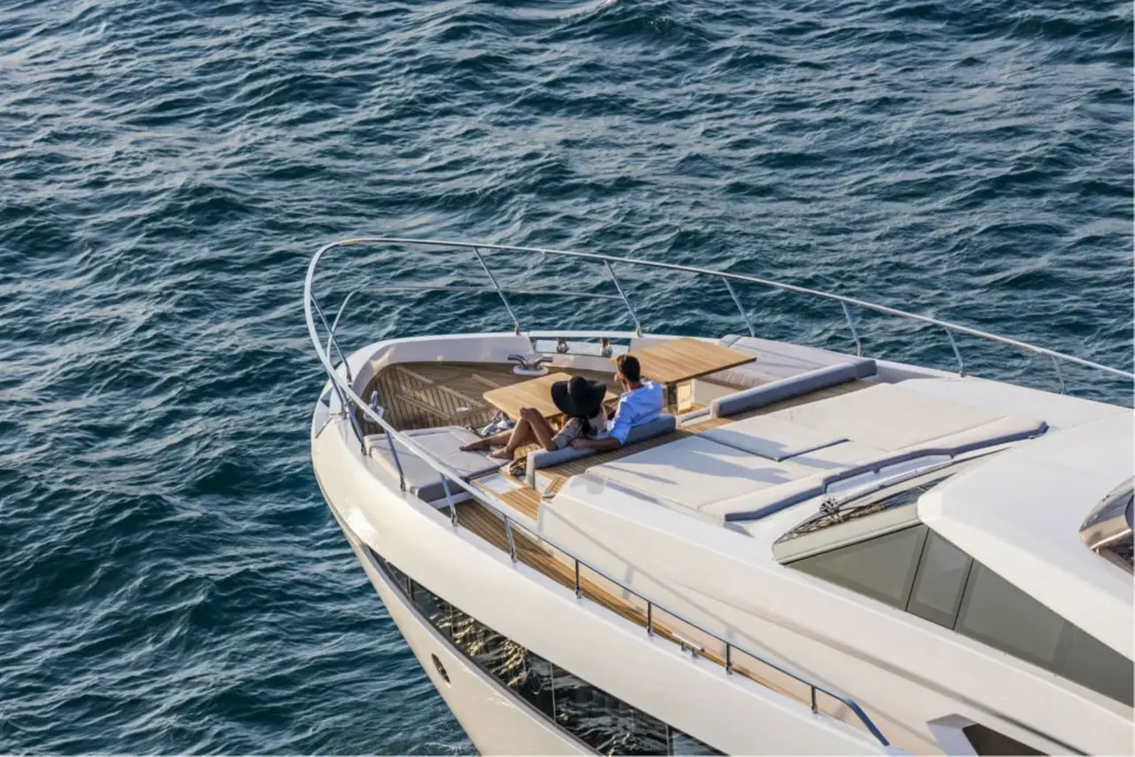 Ferretti 920, cubierta principal — Yacht Charter Marbella, Marbella. Veintiocho metros para cruceros tranquilos hacia Estepona