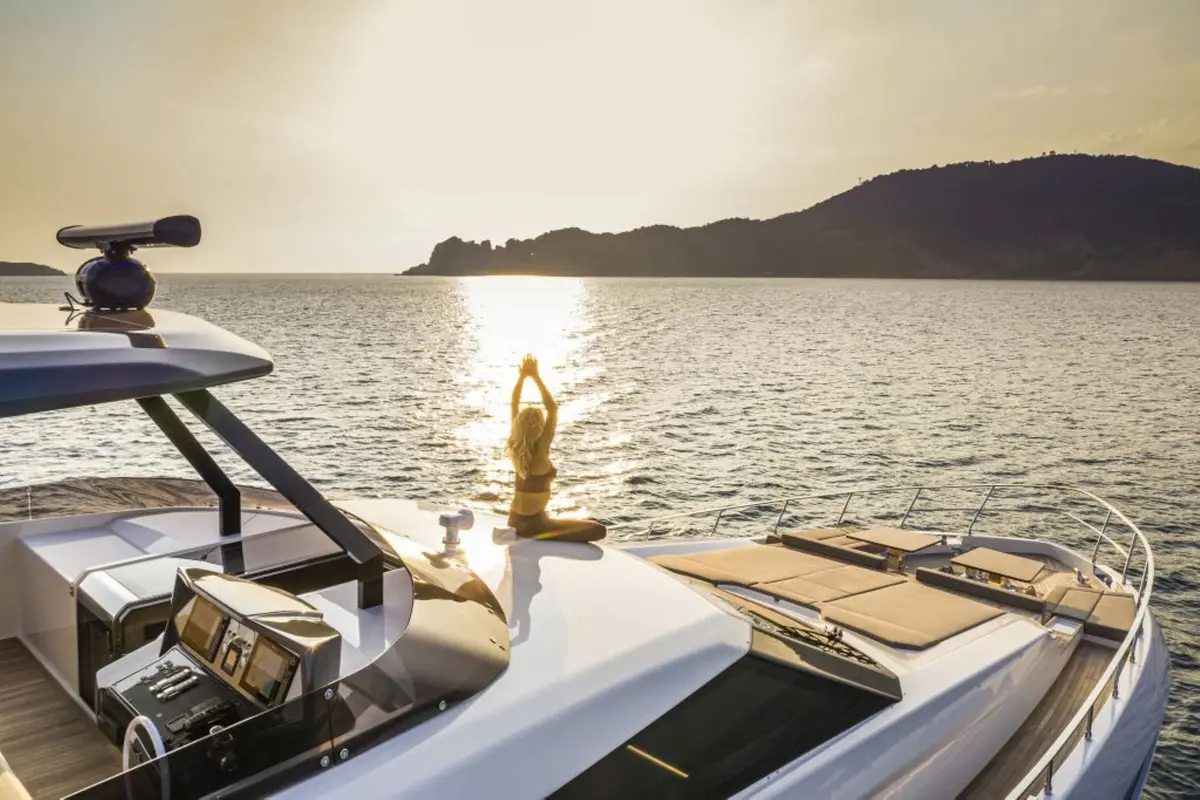 Ferretti 920, cubierta de popa — Yacht Charter Marbella, Marbella. Veintiocho metros para cruceros tranquilos hacia Estepona