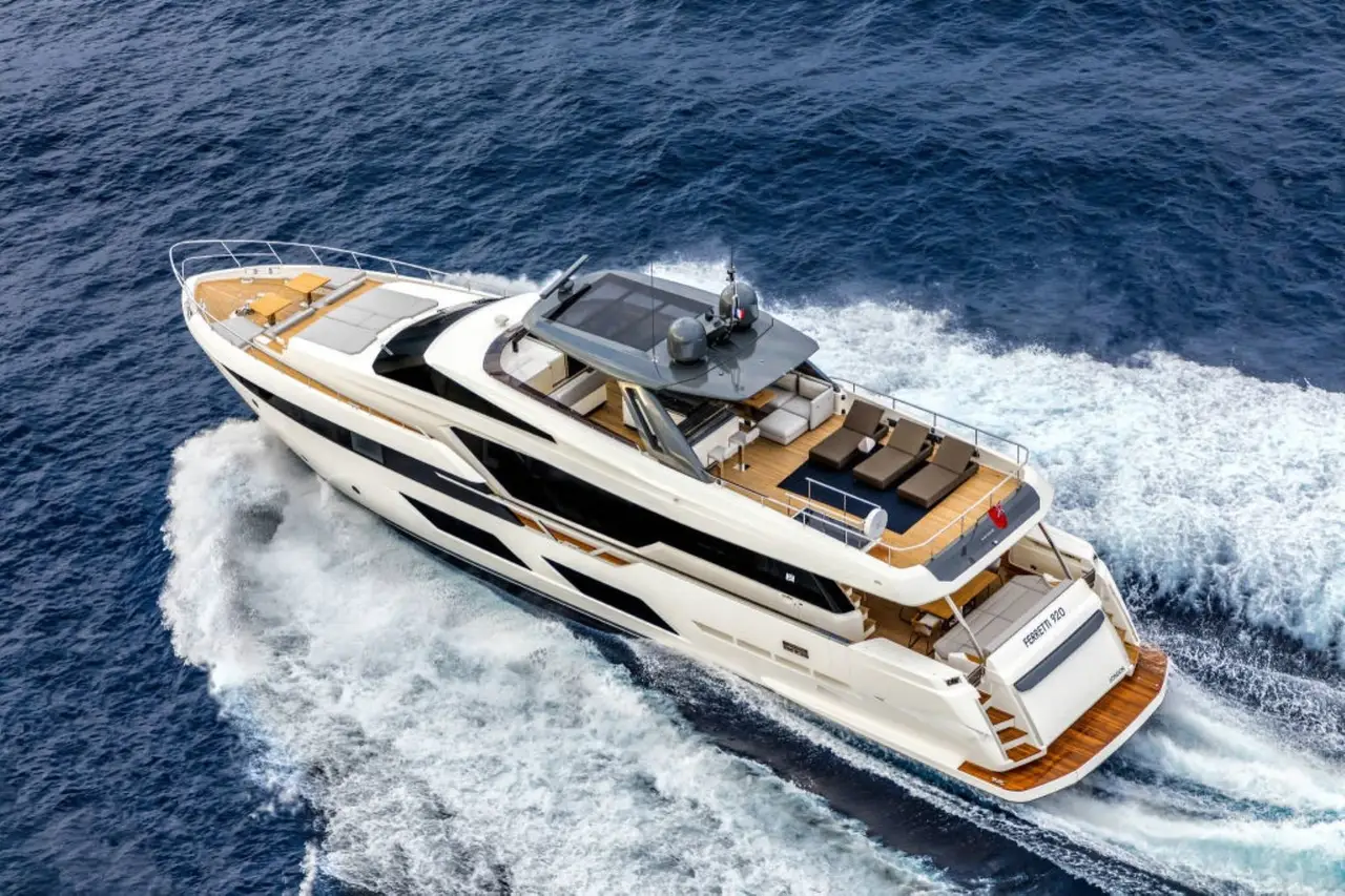 Ferretti 920, camarote principal — Yacht Charter Marbella, Marbella. Veintiocho metros para cruceros tranquilos hacia Estepona