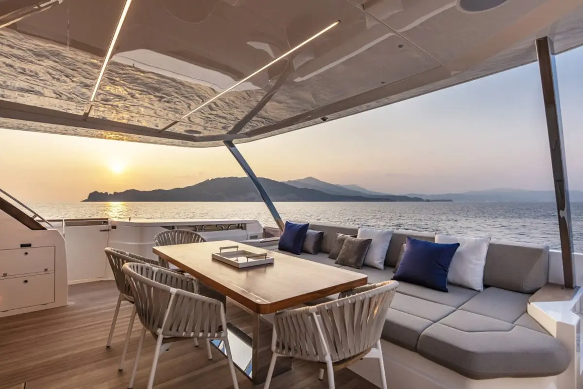 Ferretti 920, flybridge — Yacht Charter Marbella, Marbella. Veintiocho metros para cruceros tranquilos hacia Estepona