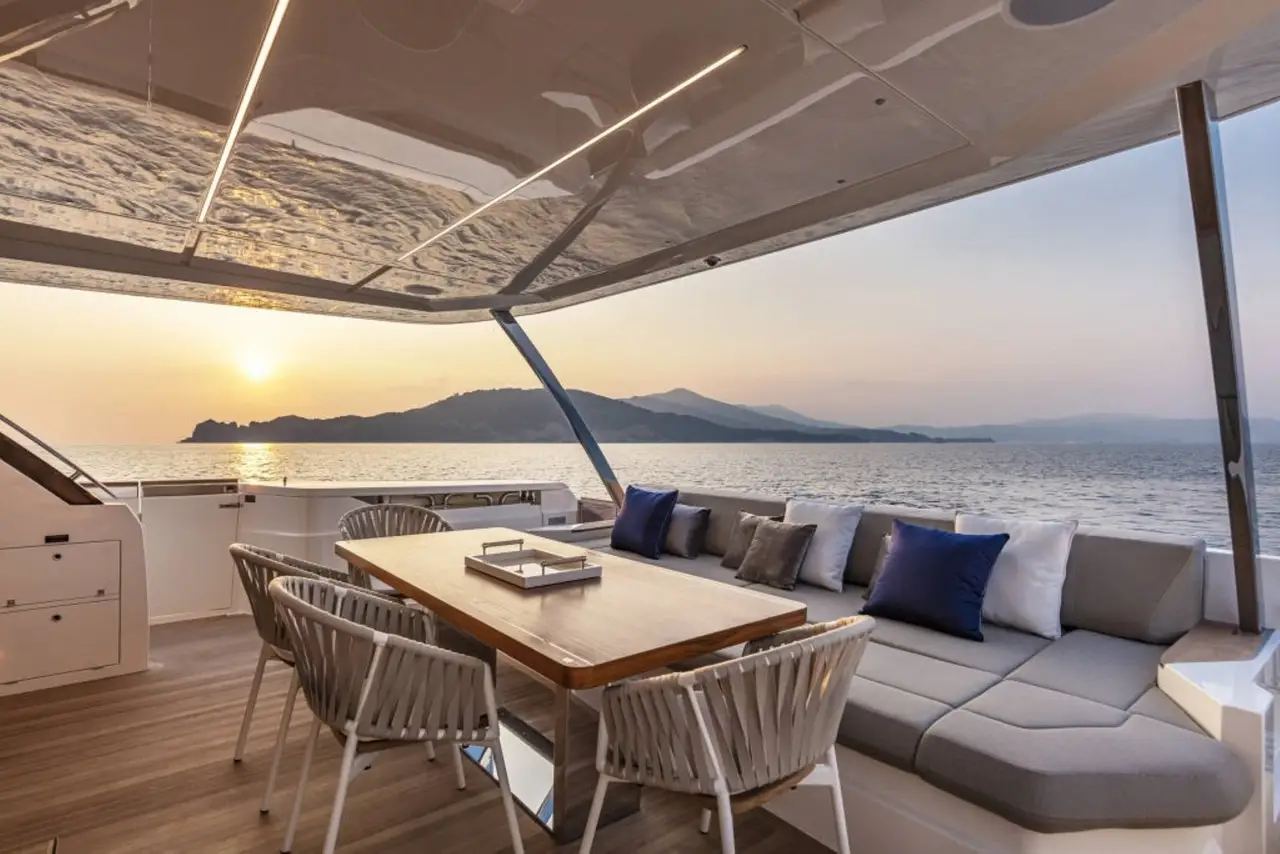 Ferretti 920, flybridge — Yacht Charter Marbella, Marbella. Veintiocho metros para cruceros tranquilos hacia Estepona