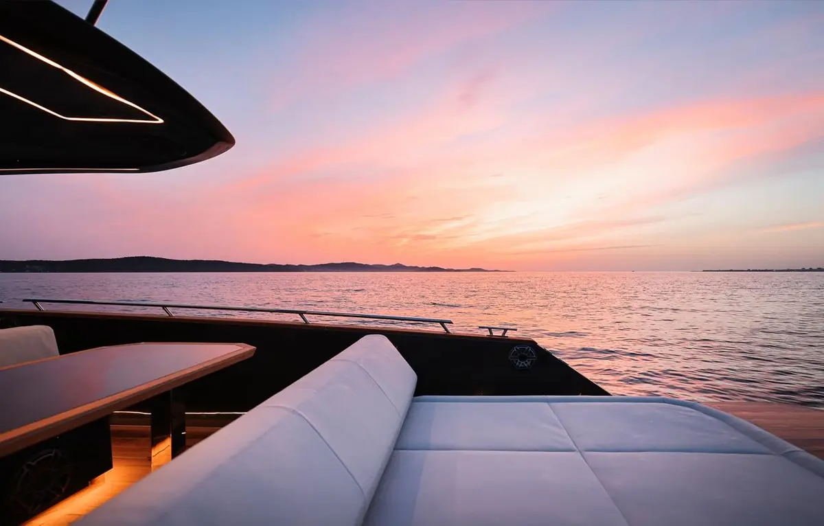 Forza 37, exterior — Yacht Charter Marbella, Marbella. Un día de velocidad y baño frente a Marbella