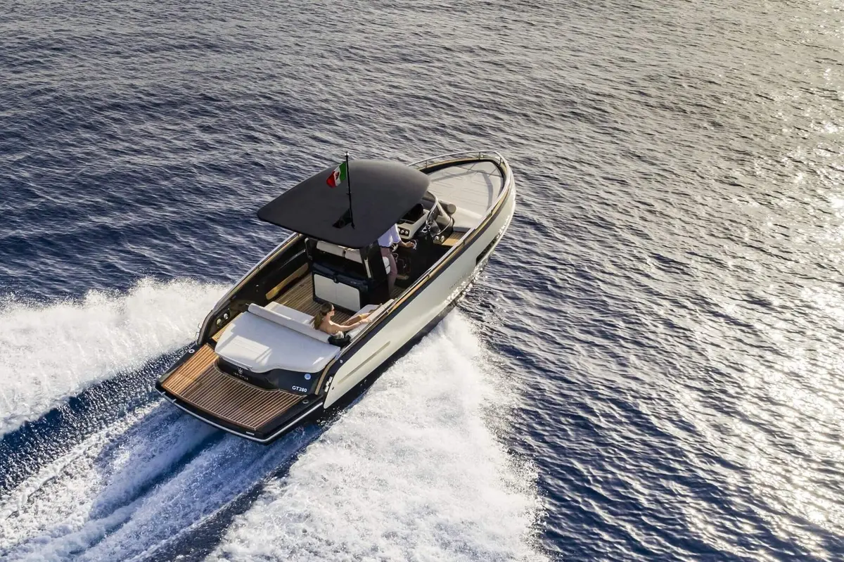 Invictus 280 GT — Yacht Charter Marbella, Marbella. Salidas rápidas por la costa para grupos reducidos