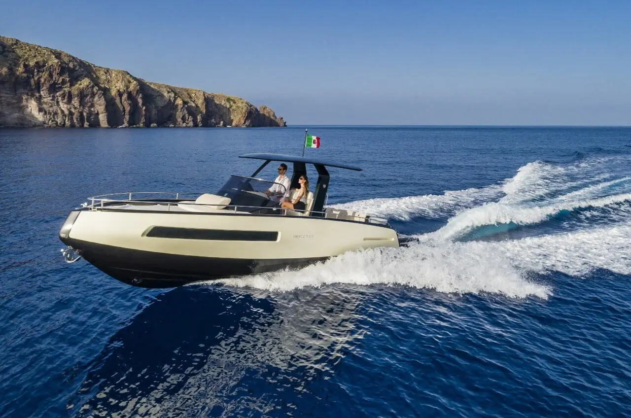 Invictus 280 GT, exterior — Yacht Charter Marbella, Marbella. Salidas rápidas por la costa para grupos reducidos