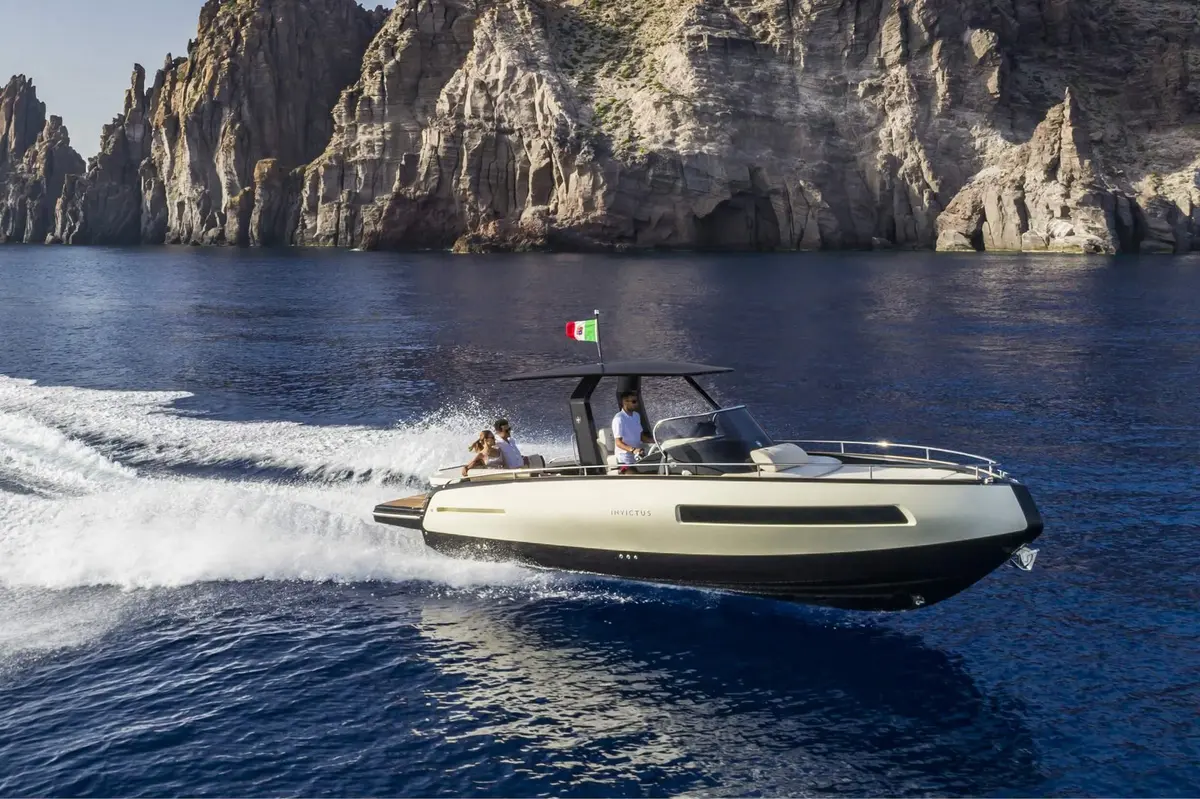 Invictus 280 GT, cubierta principal — Yacht Charter Marbella, Marbella. Salidas rápidas por la costa para grupos reducidos