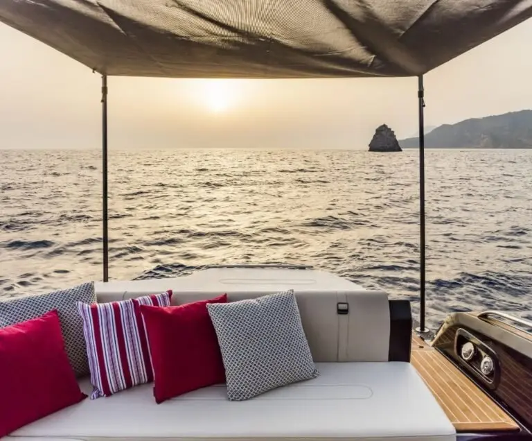 Invictus 280 GT, cubierta de popa — Yacht Charter Marbella, Marbella. Salidas rápidas por la costa para grupos reducidos