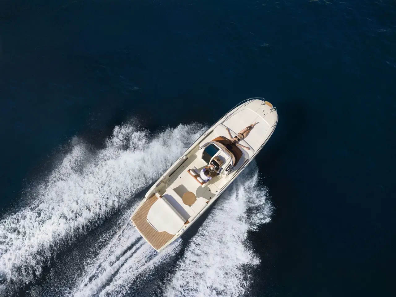 Invictus 280, exterior — Yacht Charter Marbella, Marbella. Salidas rápidas de día para grupos de amigos