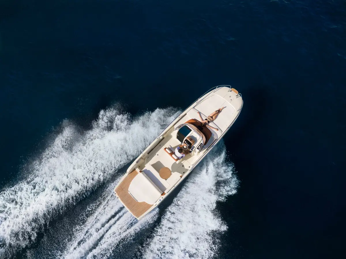 Invictus 280, cubierta principal — Yacht Charter Marbella, Marbella. Salidas rápidas de día para grupos de amigos