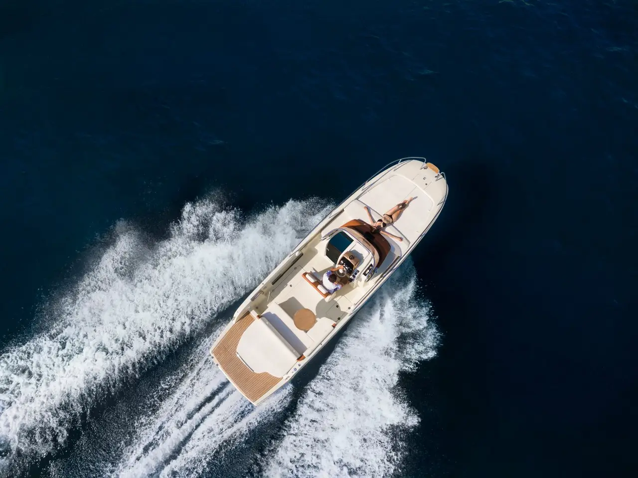Invictus 280, cubierta principal — Yacht Charter Marbella, Marbella. Salidas rápidas de día para grupos de amigos