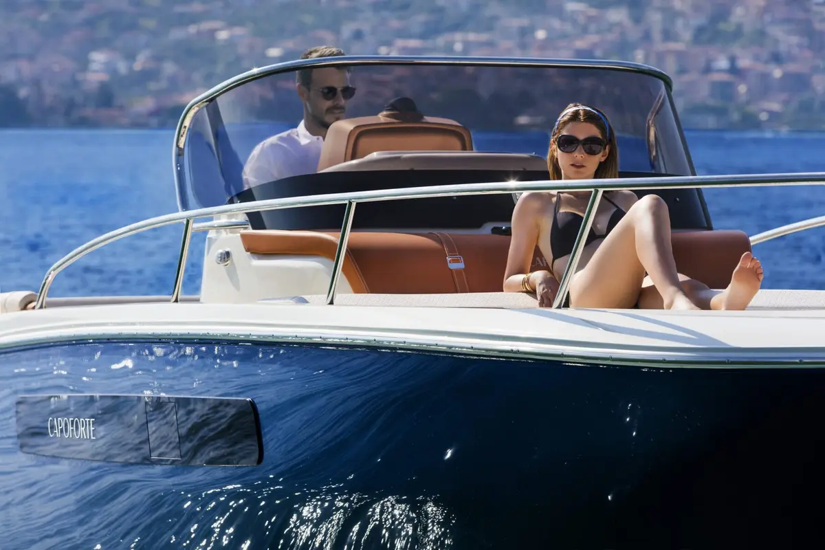 Invictus 280, cubierta de popa — Yacht Charter Marbella, Marbella. Salidas rápidas de día para grupos de amigos