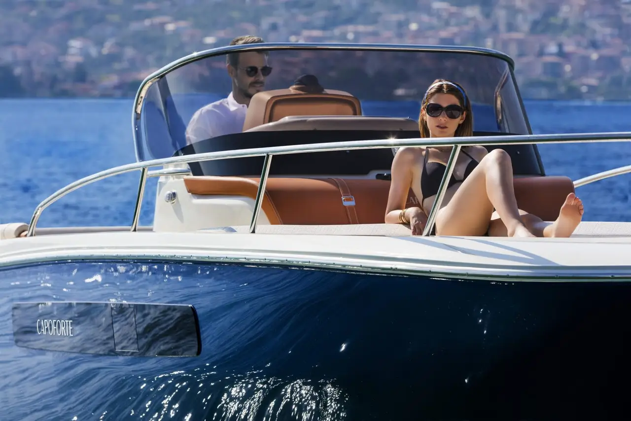 Invictus 280, cubierta de popa — Yacht Charter Marbella, Marbella. Salidas rápidas de día para grupos de amigos