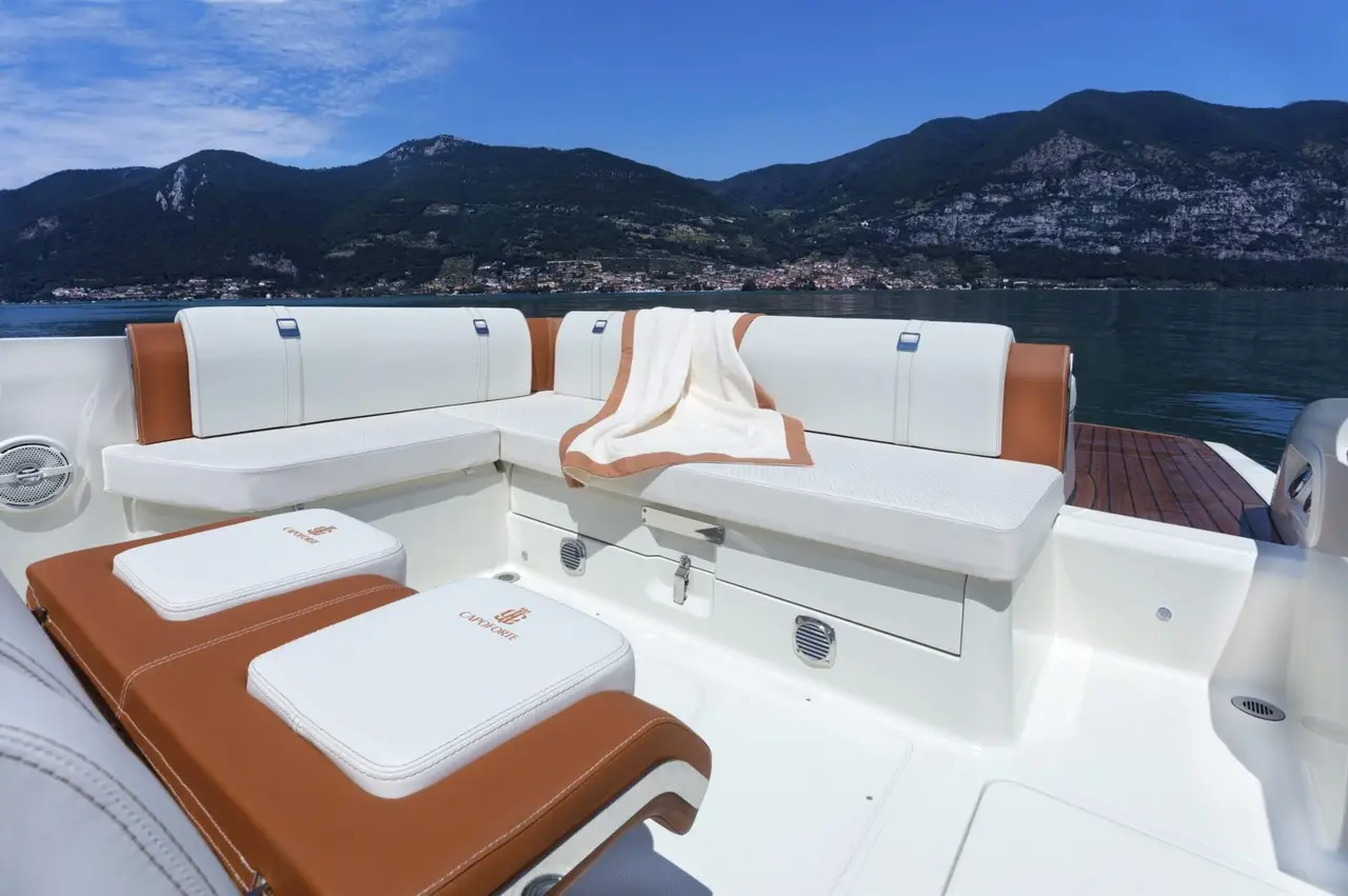 Invictus 280, camarote principal — Yacht Charter Marbella, Marbella. Salidas rápidas de día para grupos de amigos