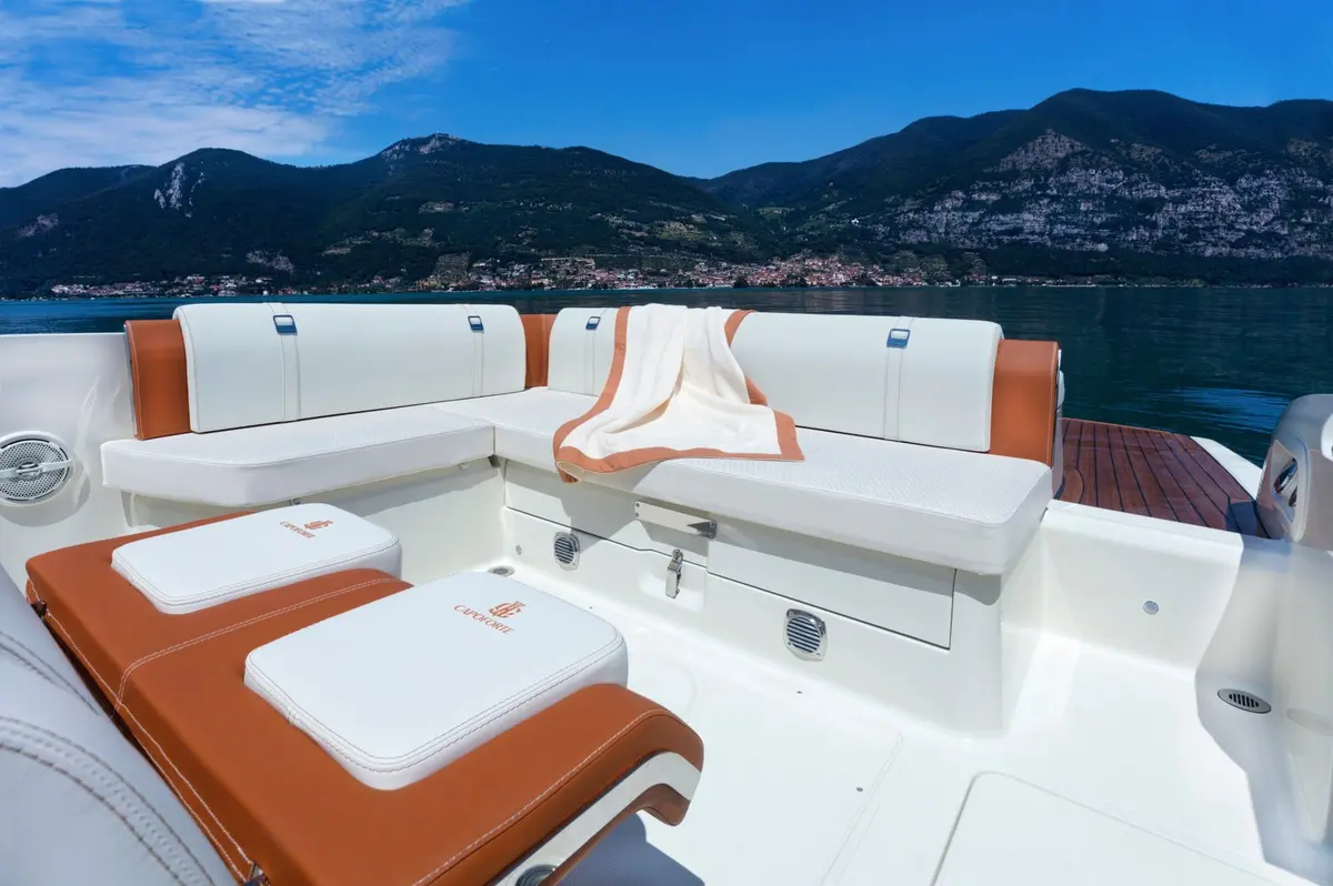 Invictus 280, flybridge — Yacht Charter Marbella, Marbella. Salidas rápidas de día para grupos de amigos