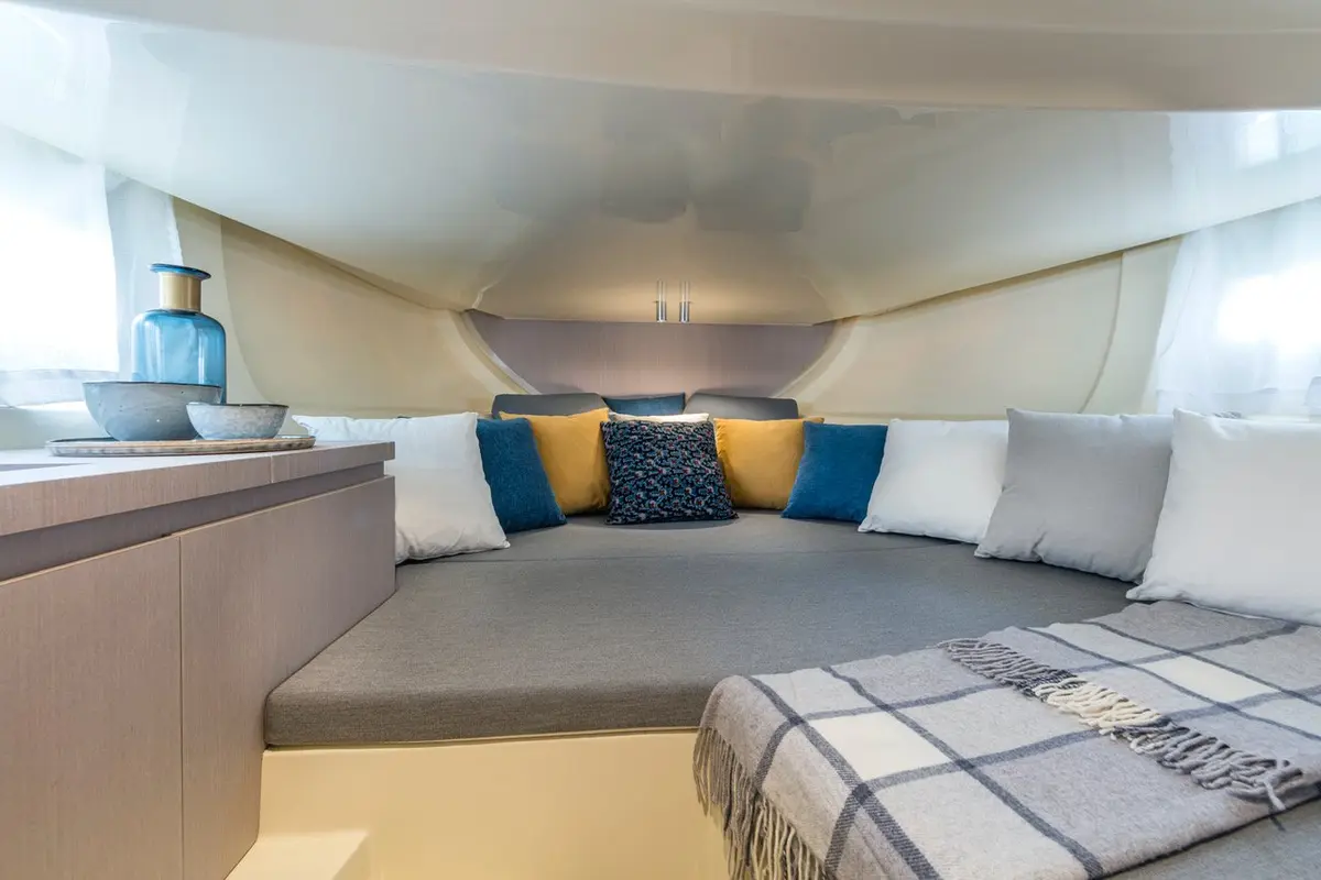 Invictus 280, exterior — Yacht Charter Marbella, Marbella. Salidas rápidas de día para grupos de amigos