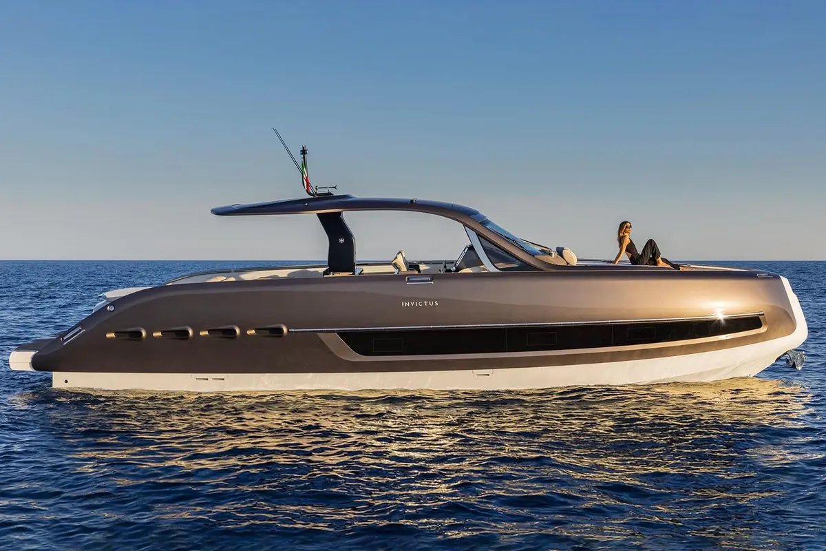 Invictus 460 — Yacht Charter Marbella, Marbella. Tardes rápidas en la costa de Marbella